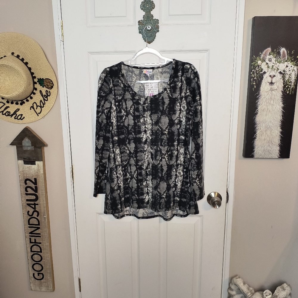 LulaRoe Animal Print Lynnae Medium Long Sleeve Classic M Black
